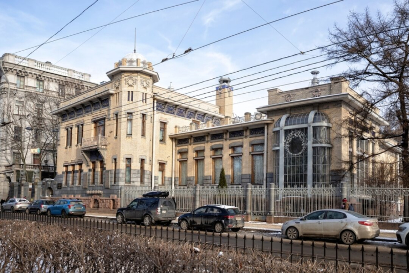 Малиновый шелк, камин XVI века и желтый сиенский мрамор: 7 роскошных особняков Петербурга, куда может попасть каждый