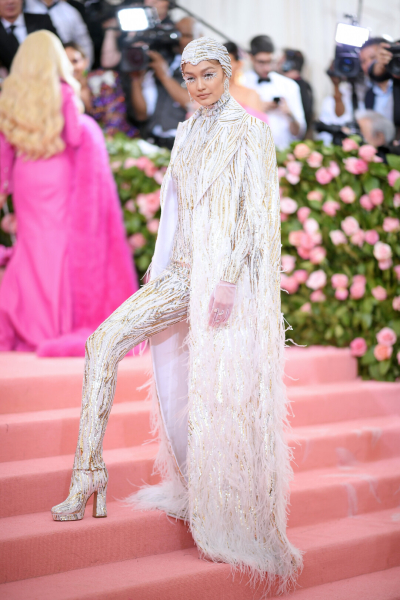 50 самых ярких нарядов в истории Met Gala: то самое «мокрое» платье Ким Кардашьян, Золушка-Зендея и Доджа Шупетт-Кэт