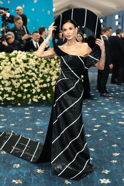 Выбрали 30 самых смешных образов с голубой дорожки Met Gala 2025