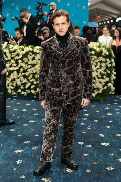 Выбрали 30 самых смешных образов с голубой дорожки Met Gala 2025