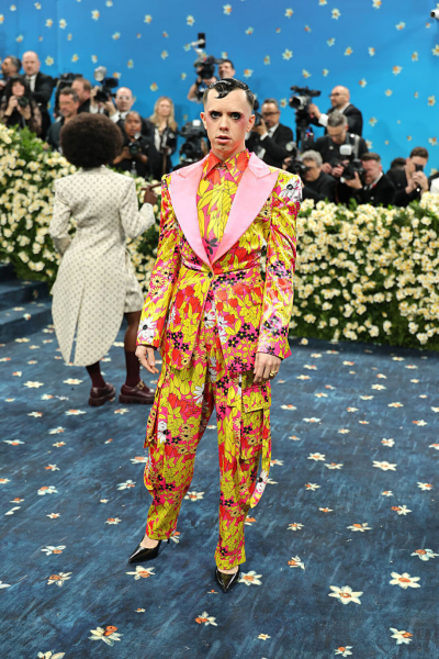 Выбрали 30 самых смешных образов с голубой дорожки Met Gala 2025