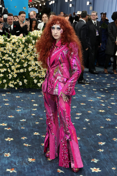 Выбрали 30 самых смешных образов с голубой дорожки Met Gala 2025