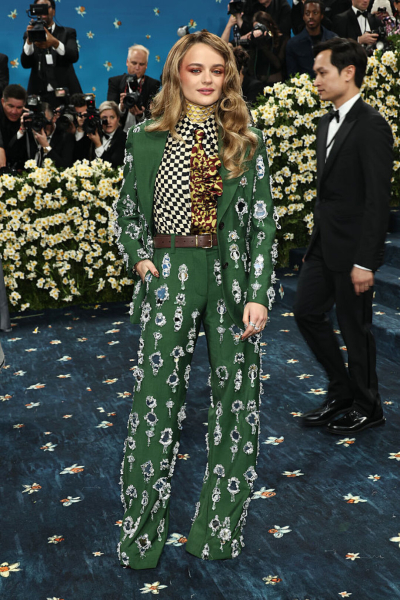 Выбрали 30 самых смешных образов с голубой дорожки Met Gala 2025