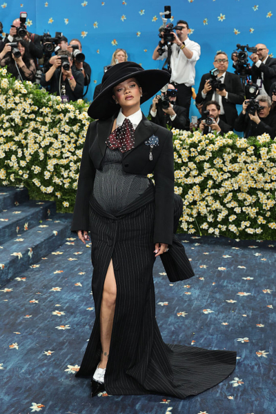 Выбрали 30 самых смешных образов с голубой дорожки Met Gala 2025